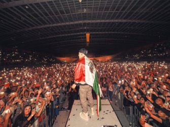 Cris Mj refrescando el Tecate Pal Norte