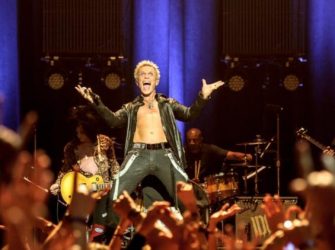 Billy Idol llega con toda la energía para hacernos bailar.