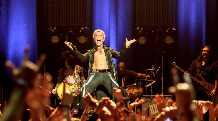 Billy Idol llega con toda la energía para hacernos bailar.
