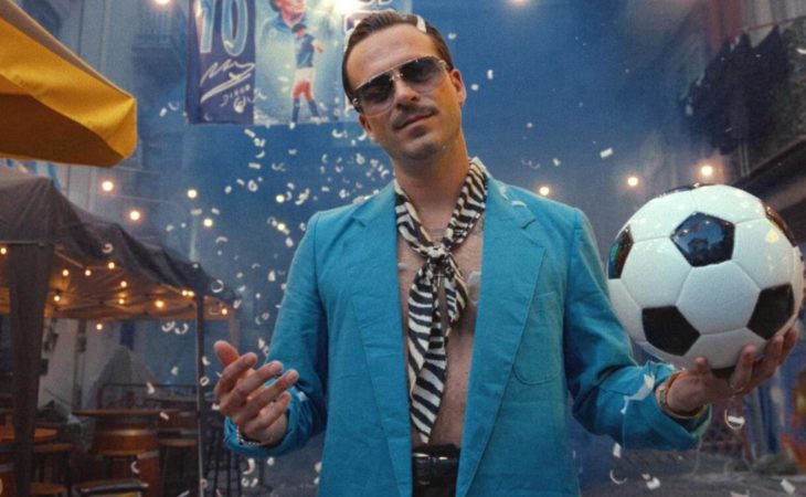 Luis Larr conquista con su ‘rumba gánster’ dedicada a Maradona