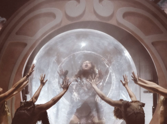 Melanie Martinez convierte el sacrificio en un símbolo de evolución