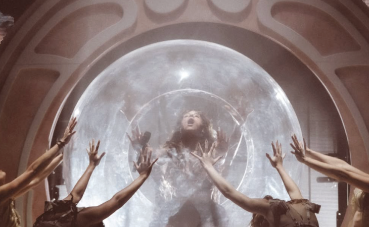 Melanie Martinez convierte el sacrificio en un símbolo de evolución